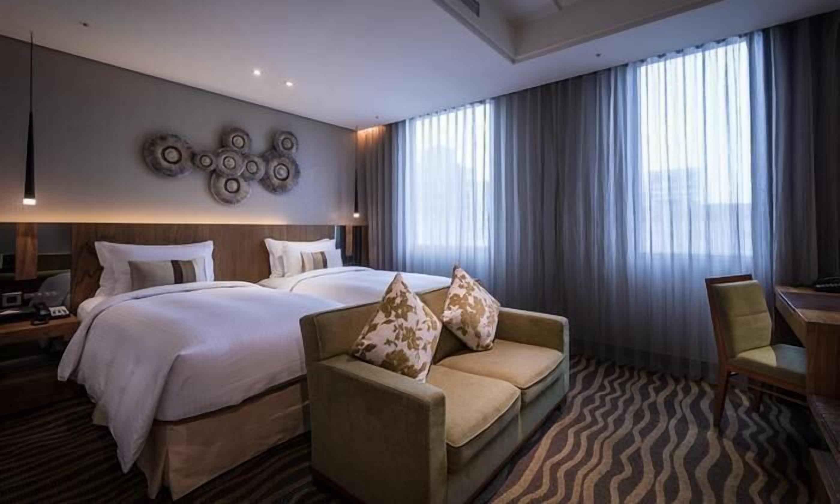 高档床上用品、客房内保险箱、办公桌、免费 WiFi