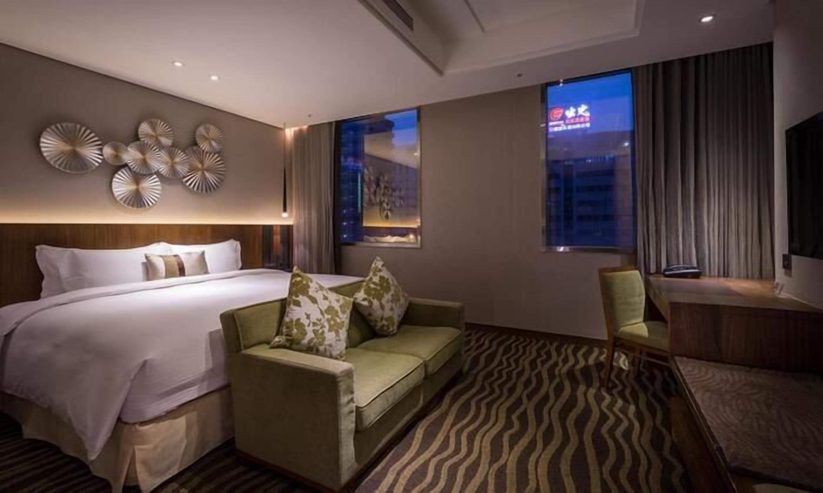 高档床上用品、客房内保险箱、办公桌、免费 WiFi