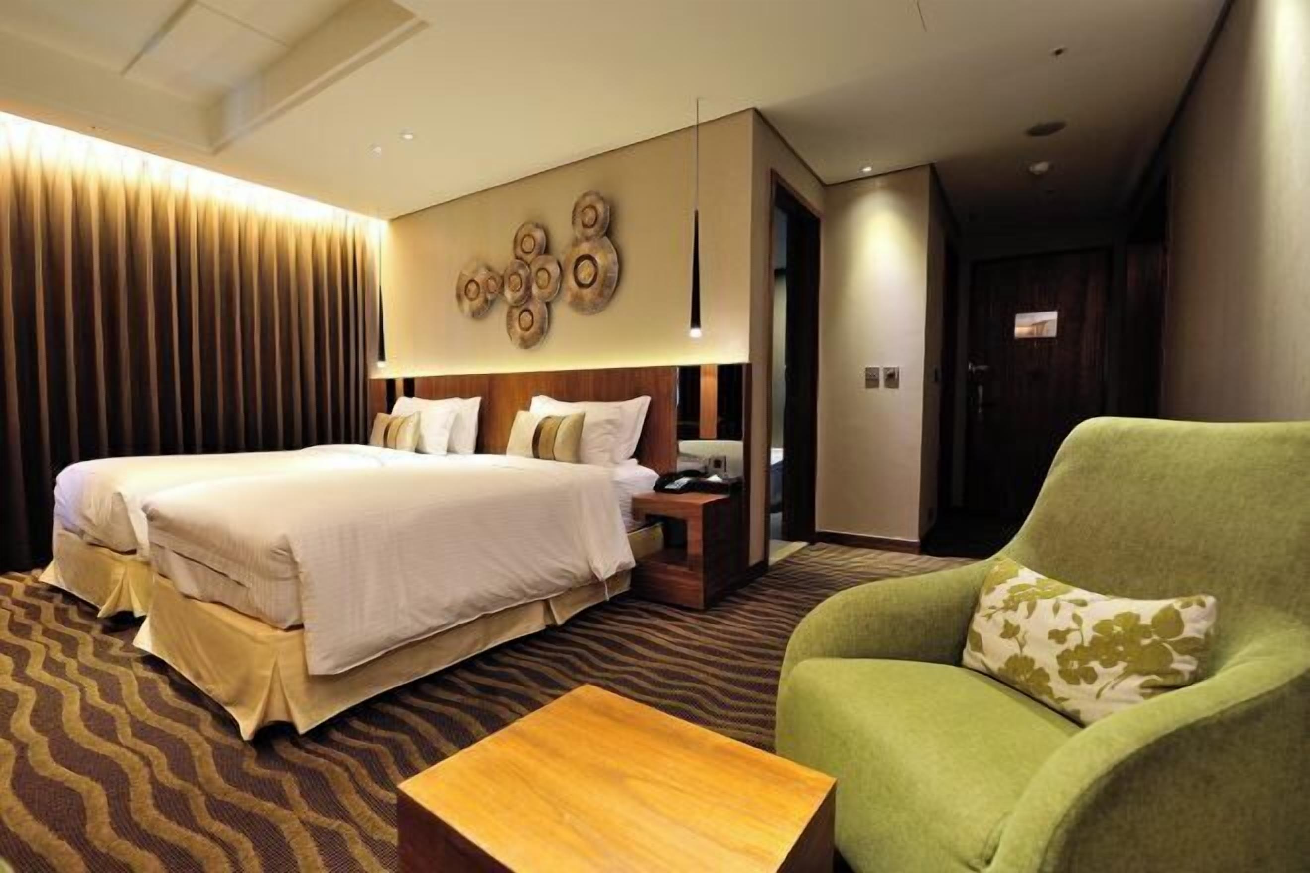 高档床上用品、客房内保险箱、 办公桌、免费 WiFi