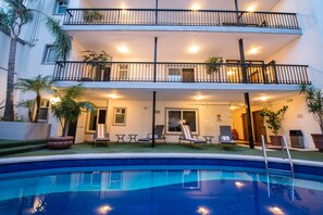 Hồ bơi ngoài trời, ghế dài tắm nắng 