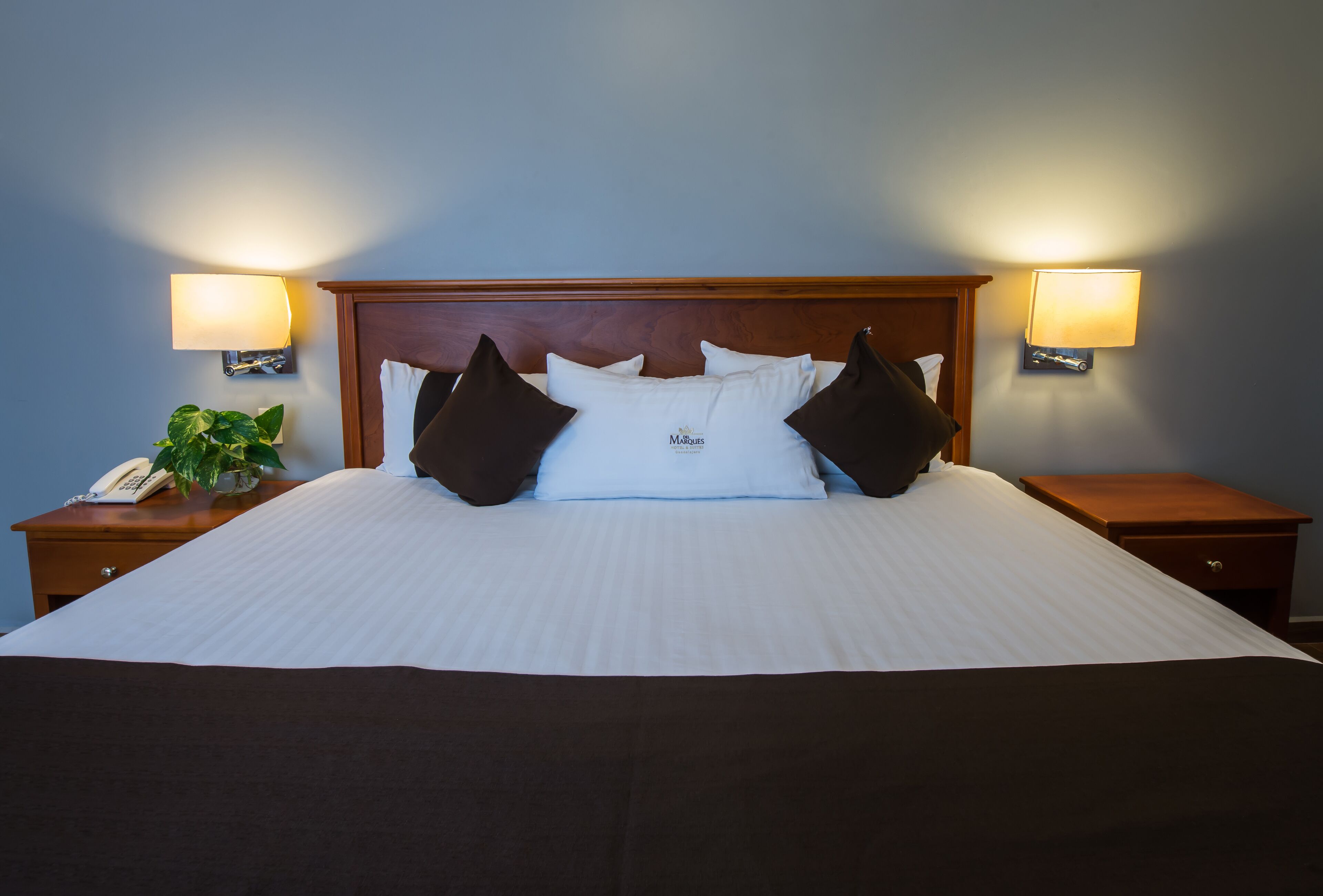 standard room, 1 king bed | in-room safe, desk, iron/ironing board, free cots/infant beds
