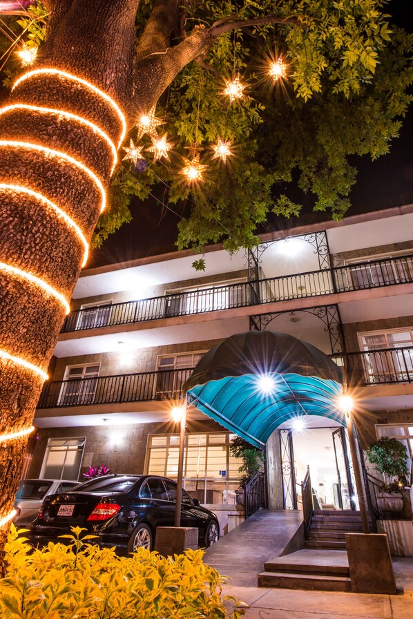 Mặt tiền nơi lưu trú - ban đêm