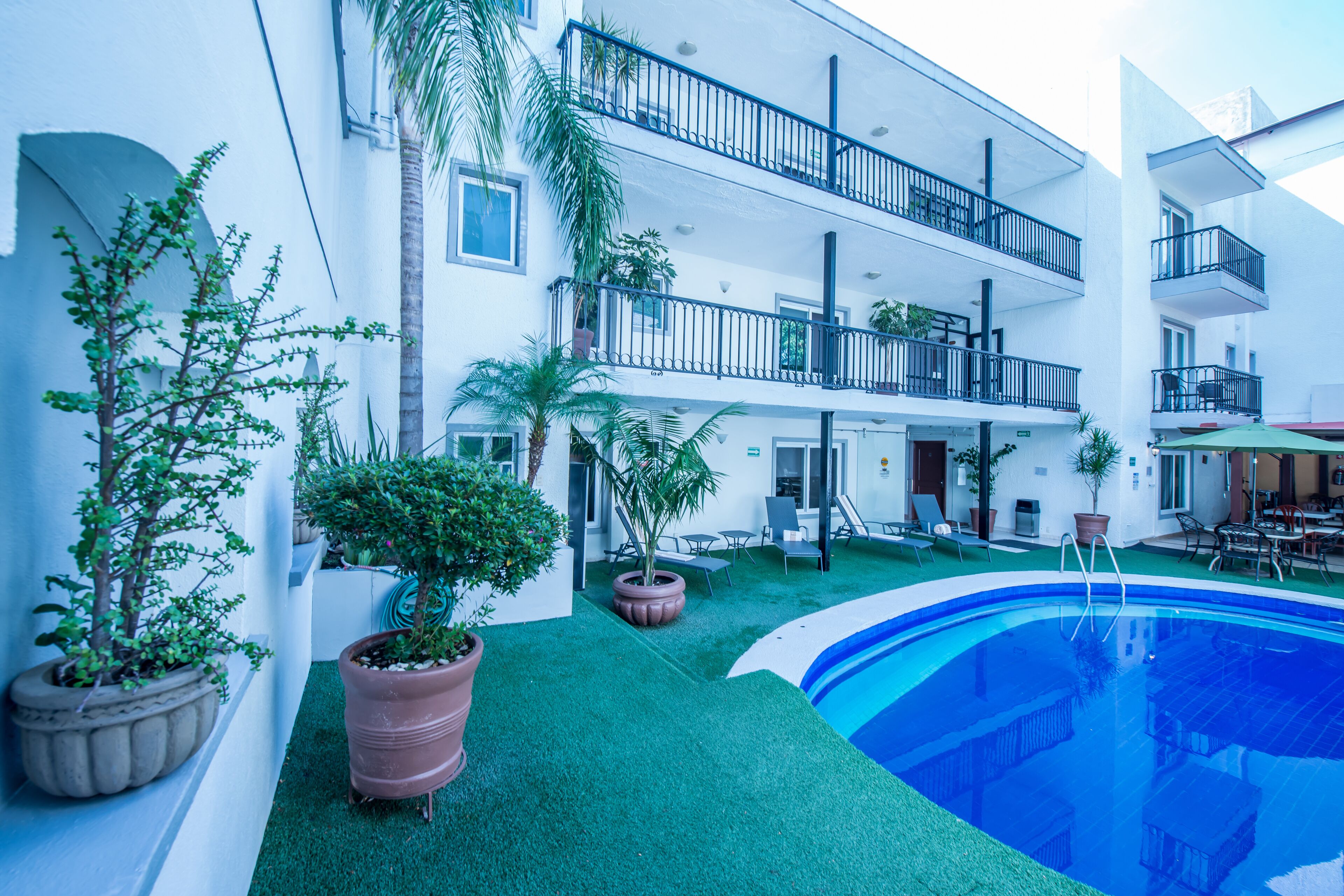 outdoor pool, pool loungers