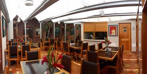 Cocina local con vista al jardín 