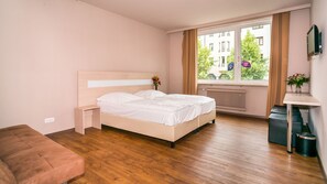 Desk, iron/ironing board, free WiFi - Smart Stay Hostel Munich City (Munich)