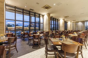 Breakfast, lunch, dinner served; international cuisine  - Cullinan Hplus Premium (Brasília)