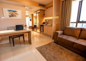 Deluxe Studio Suite, 1 Queen Bed, Ensuite | Minibar, in-room safe, desk, laptop workspace - Cullinan Hplus Premium (Brasília)