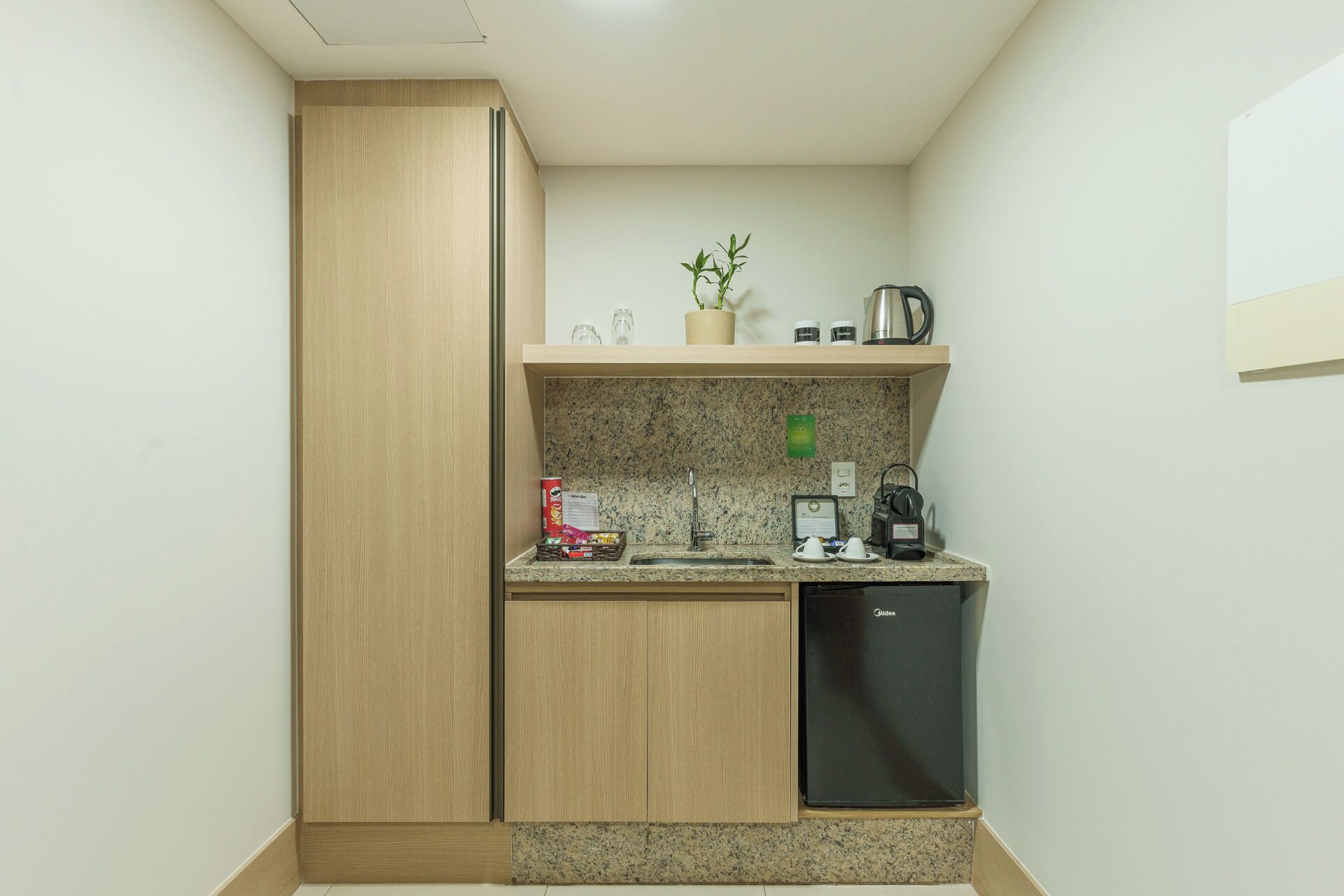 deluxe studio suite, balcony | private kitchen