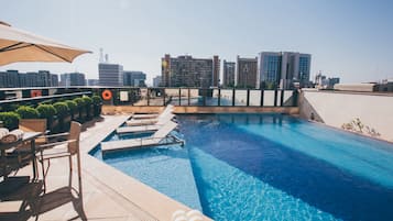 Piscine extérieure, parasols de plage, chaises longues