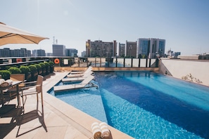 Outdoor pool, pool umbrellas, sun loungers - Cullinan Hplus Premium (Brasília)