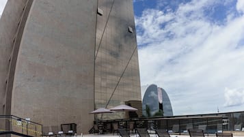 Piscina externa, guarda-sóis, espreguiçadeiras