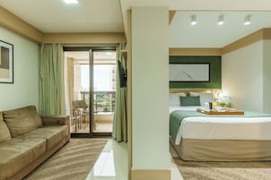 Minibar, caja de seguridad en la habitación y escritorio 