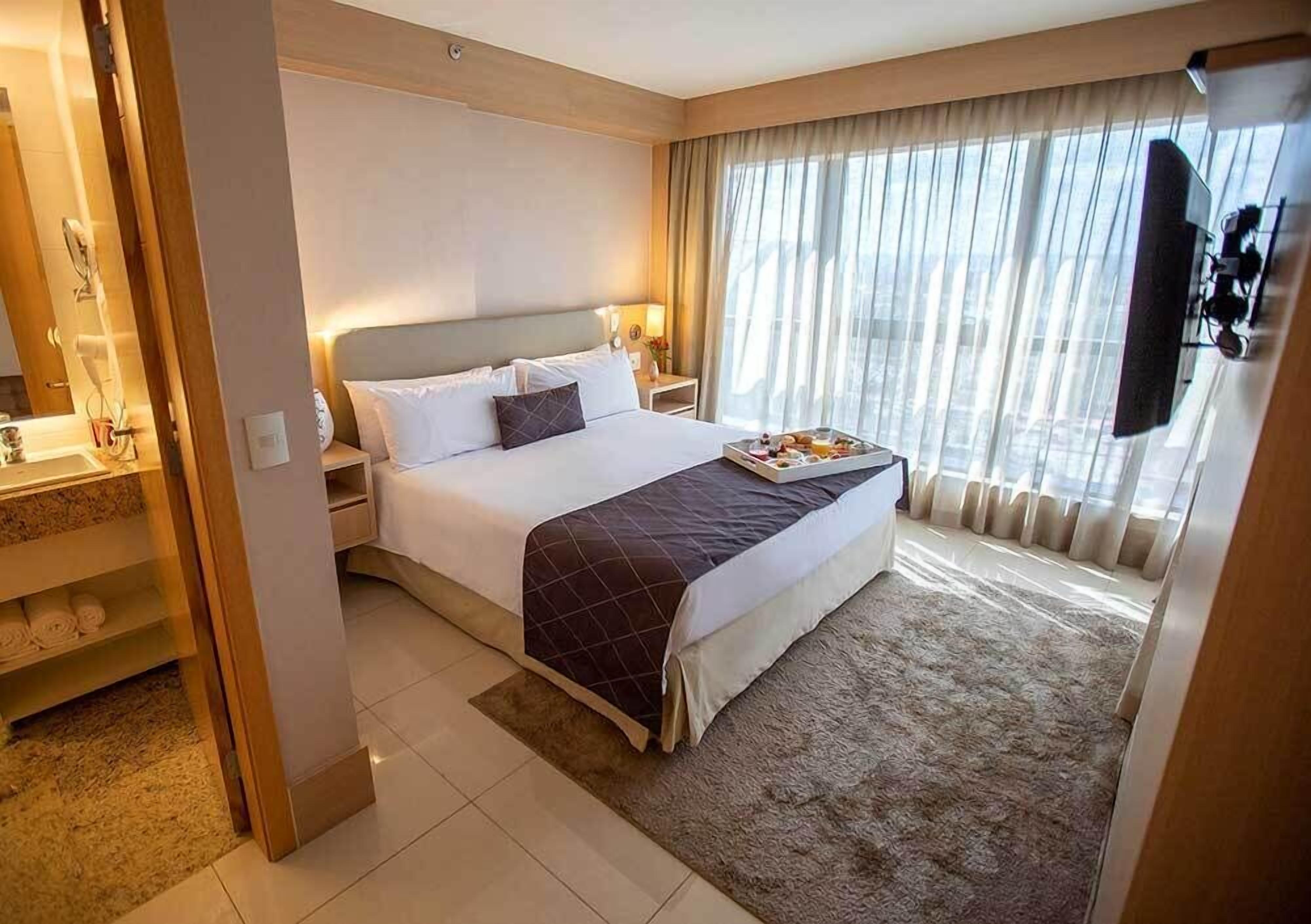 ห้องดีลักซ์สตูดิโอสวีท, เตียงควีนไซส์ 1 เตียง, ห้องน้ำในตัว | มินิบาร์, ตู้นิรภัยในห้องพัก, โต๊ะทำงาน, พื้นที่ทำงานแบบใช้แล็ปท็อป