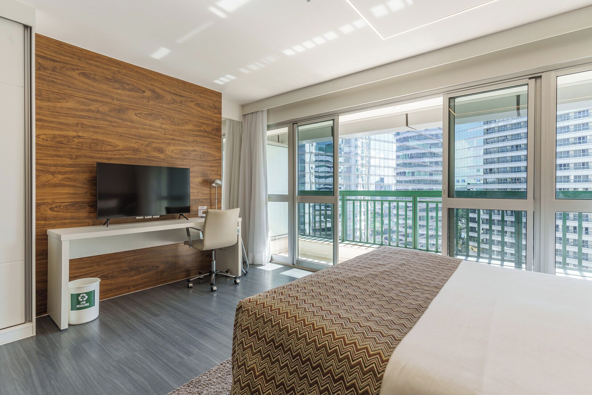 deluxe double room | 1 bedroom, in-room safe, desk, laptop workspace