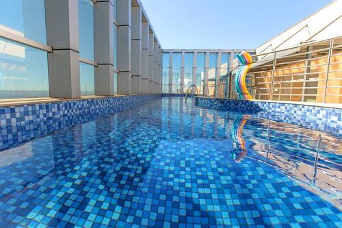 Piscina interna, piscina externa, guarda-sóis, espreguiçadeiras