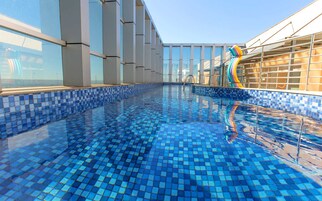 室内游泳池，室外游泳池，池畔遮阳伞，日光浴躺椅