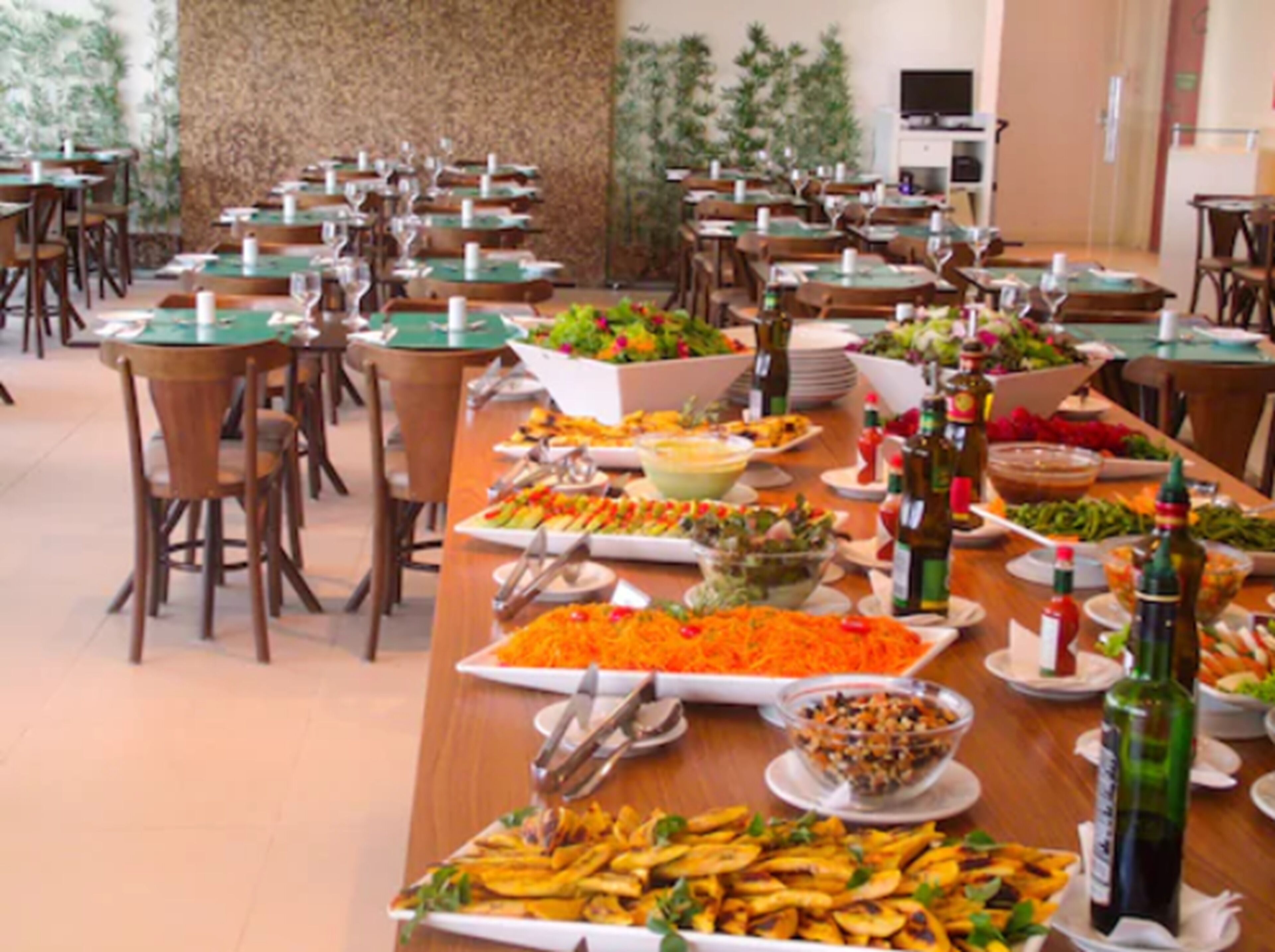 Un amplio comedor con varias mesas dispuestas para un bufé.