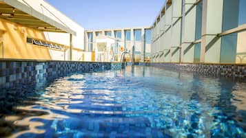 Piscina interna, piscina externa, guarda-sóis, espreguiçadeiras