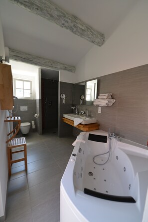 Deluxe kamer, 1 twee- of 2 eenpersoonsbedden | Badkamer | Gratis toiletartikelen, een haardroger, handdoeken
