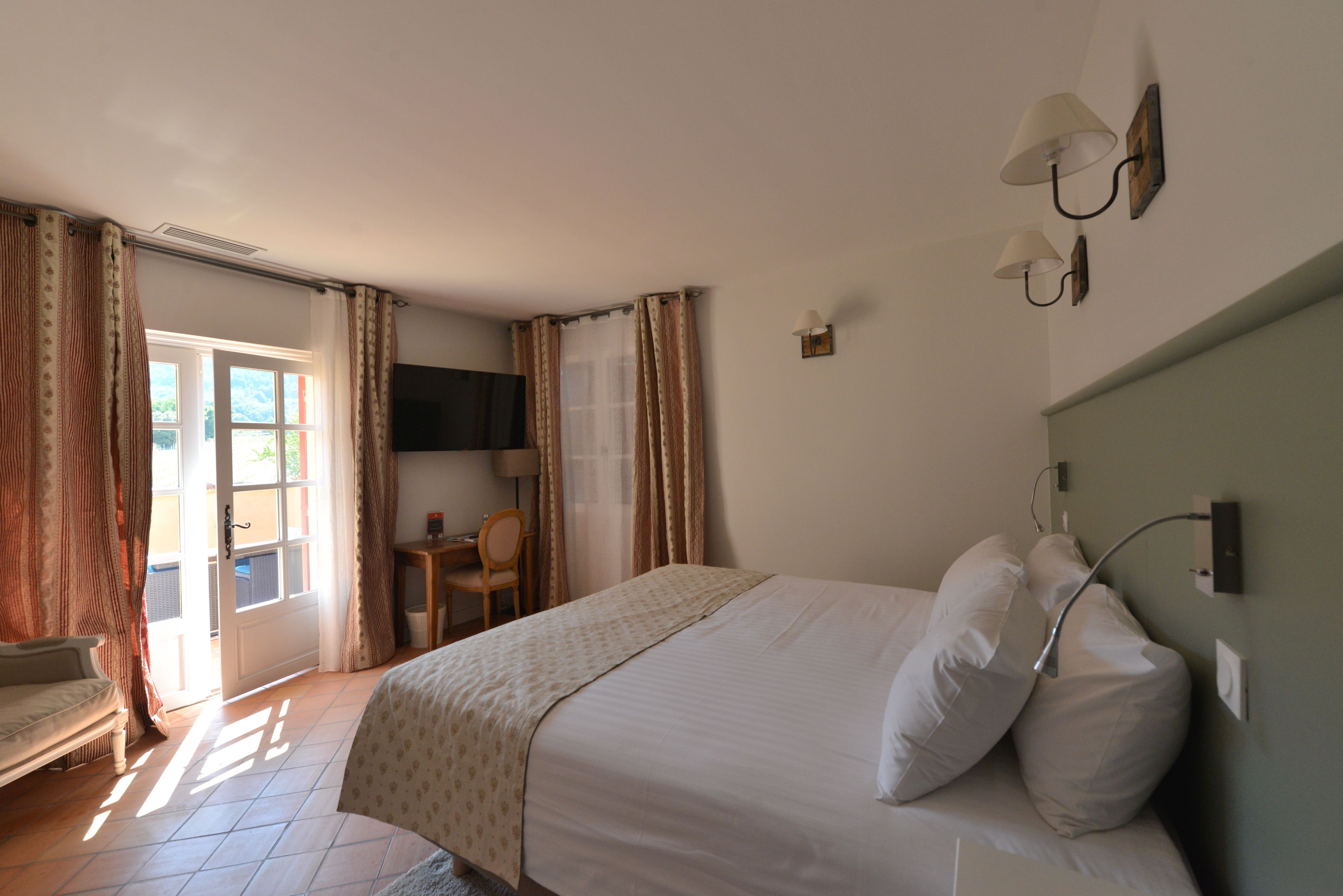 deluxe double or twin room | premium bedding, desk, free cots/infant beds, rollaway beds