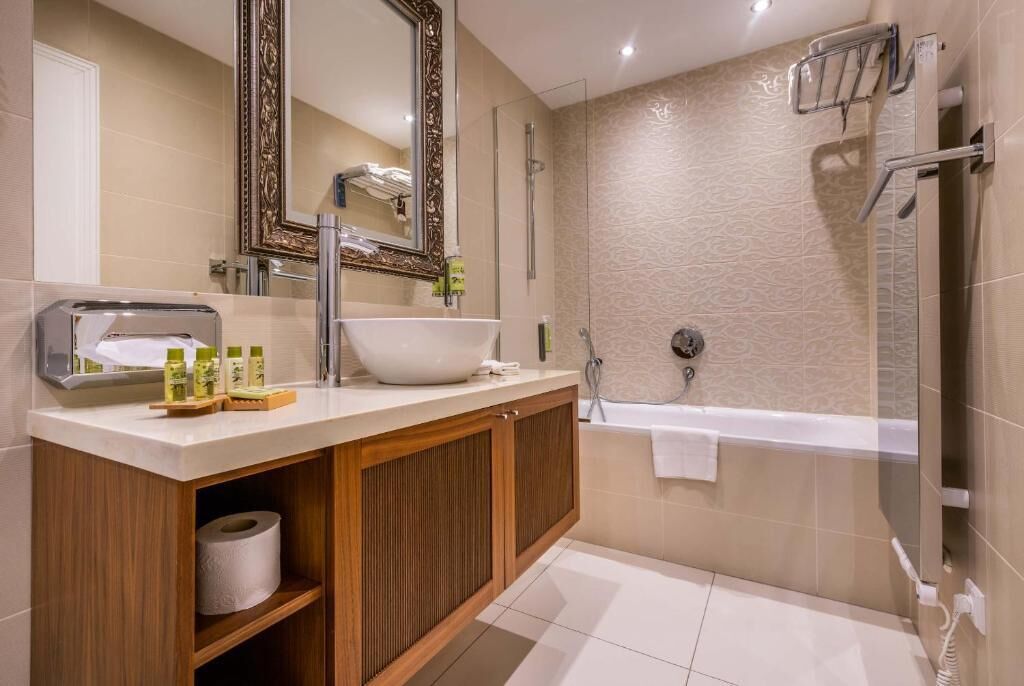 superior double or twin room | bathroom | free toiletries, hair dryer, bathrobes, towels