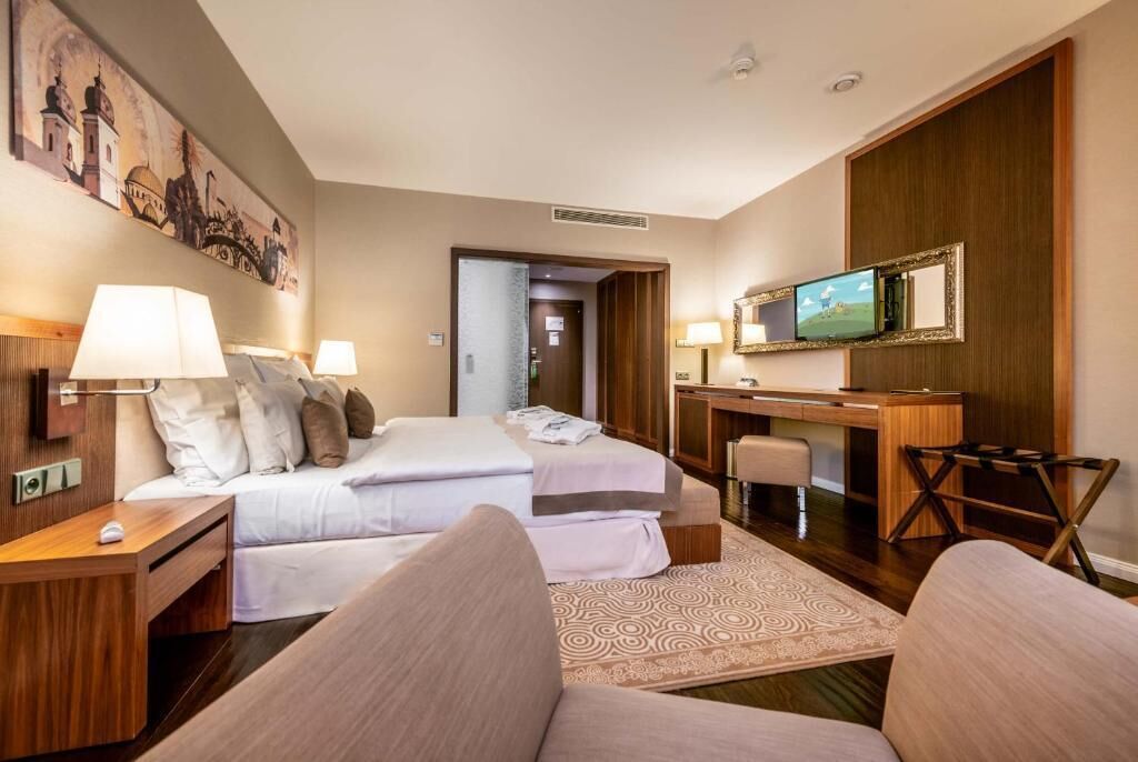 deluxe room | 1 bedroom, hypo-allergenic bedding, minibar, in-room safe