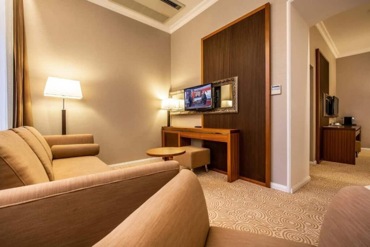 junior suite | 1 bedroom, hypo-allergenic bedding, minibar, in-room safe