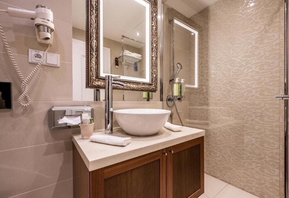 deluxe room | bathroom | free toiletries, hair dryer, bathrobes, towels