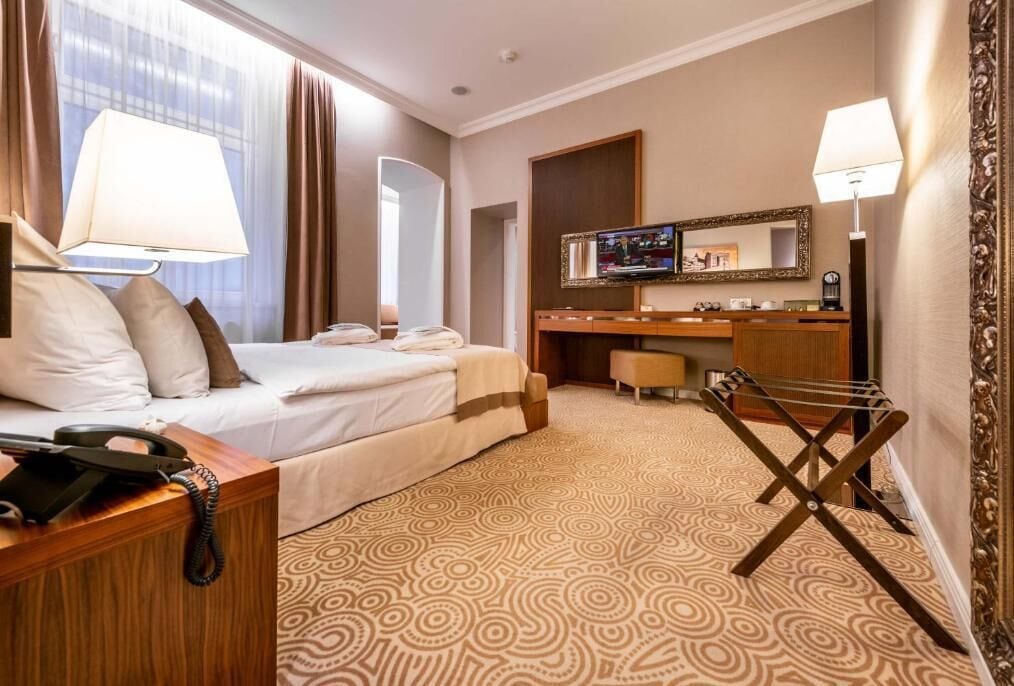 junior suite | 1 bedroom, hypo-allergenic bedding, minibar, in-room safe
