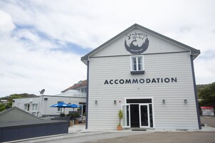 Un edificio de dos pisos con un letrero que dice 'Seabreeze Hotel Nelson Bay Accommodation'.