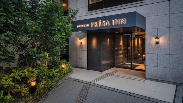 Un edificio moderno con un cartel que dice 'SOTETSU FRÉSA INN'.