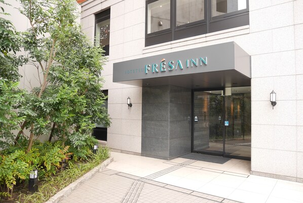 Un edificio moderno con un letrero que dice "FRÉSAINN" y una entrada de vidrio.