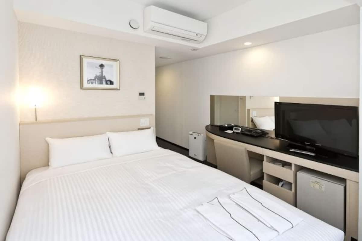 Down comforters, desk, blackout drapes, free WiFi