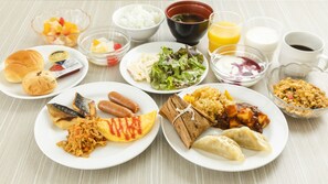 Una mesa con diferentes platos, incluyendo sushi, arroz y verduras.