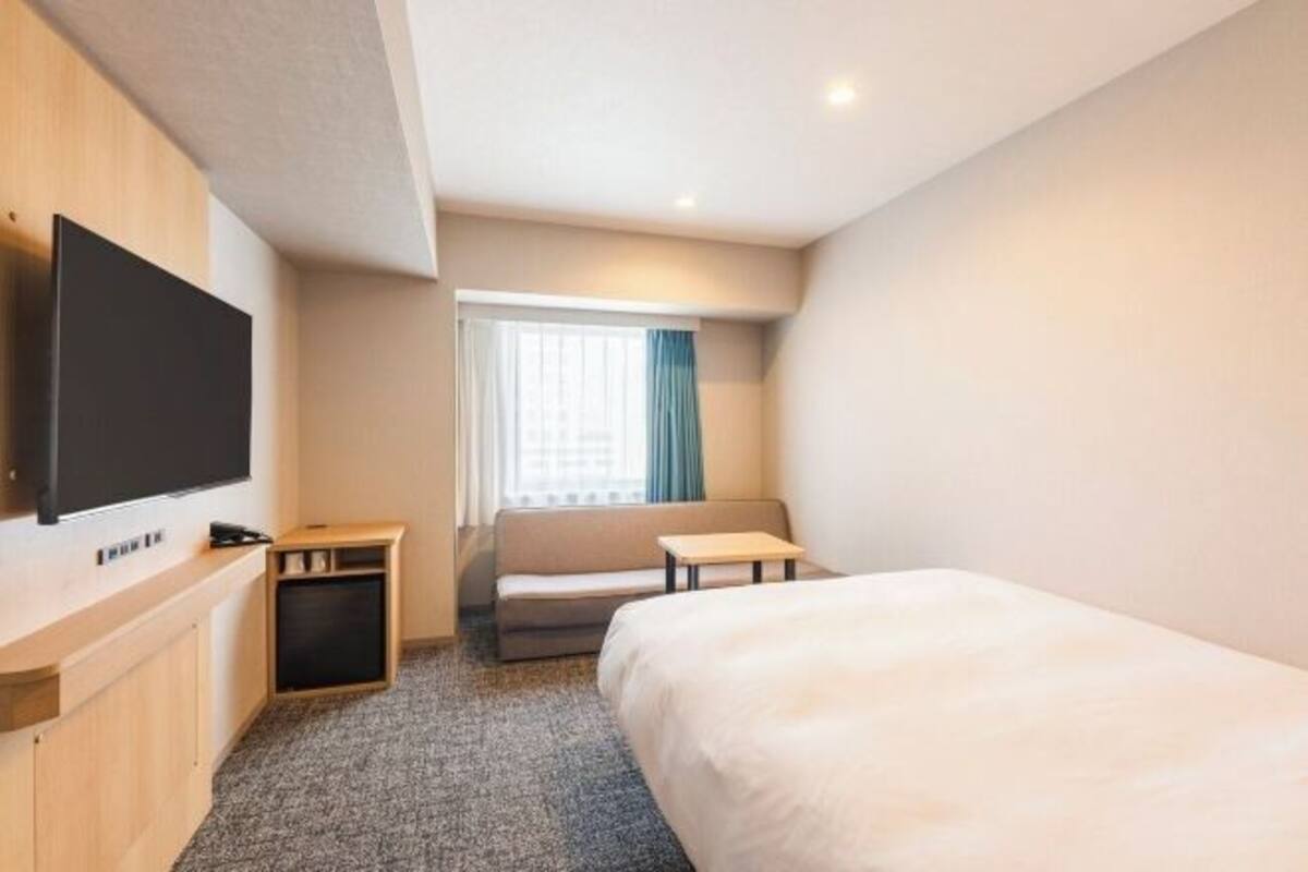 Down duvets, desk, blackout curtains, free WiFi