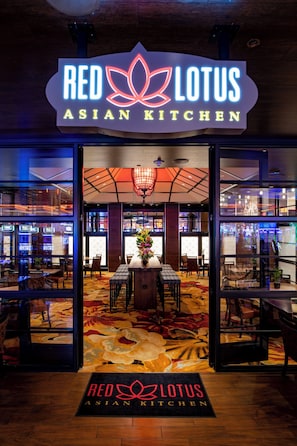 3 restaurants, breakfast, lunch, dinner served; local cuisine