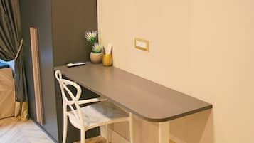 Tremannsrom – deluxe, 1 dobbeltseng med sovesofa | Memory foam-senger, minibar, safe på rommet og skrivebord