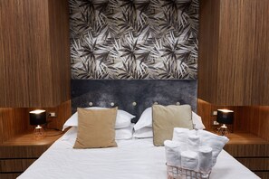 Chambre Deluxe double ou avec lits jumeaux | Lit avec matelas en mousse à mémoire, minibar