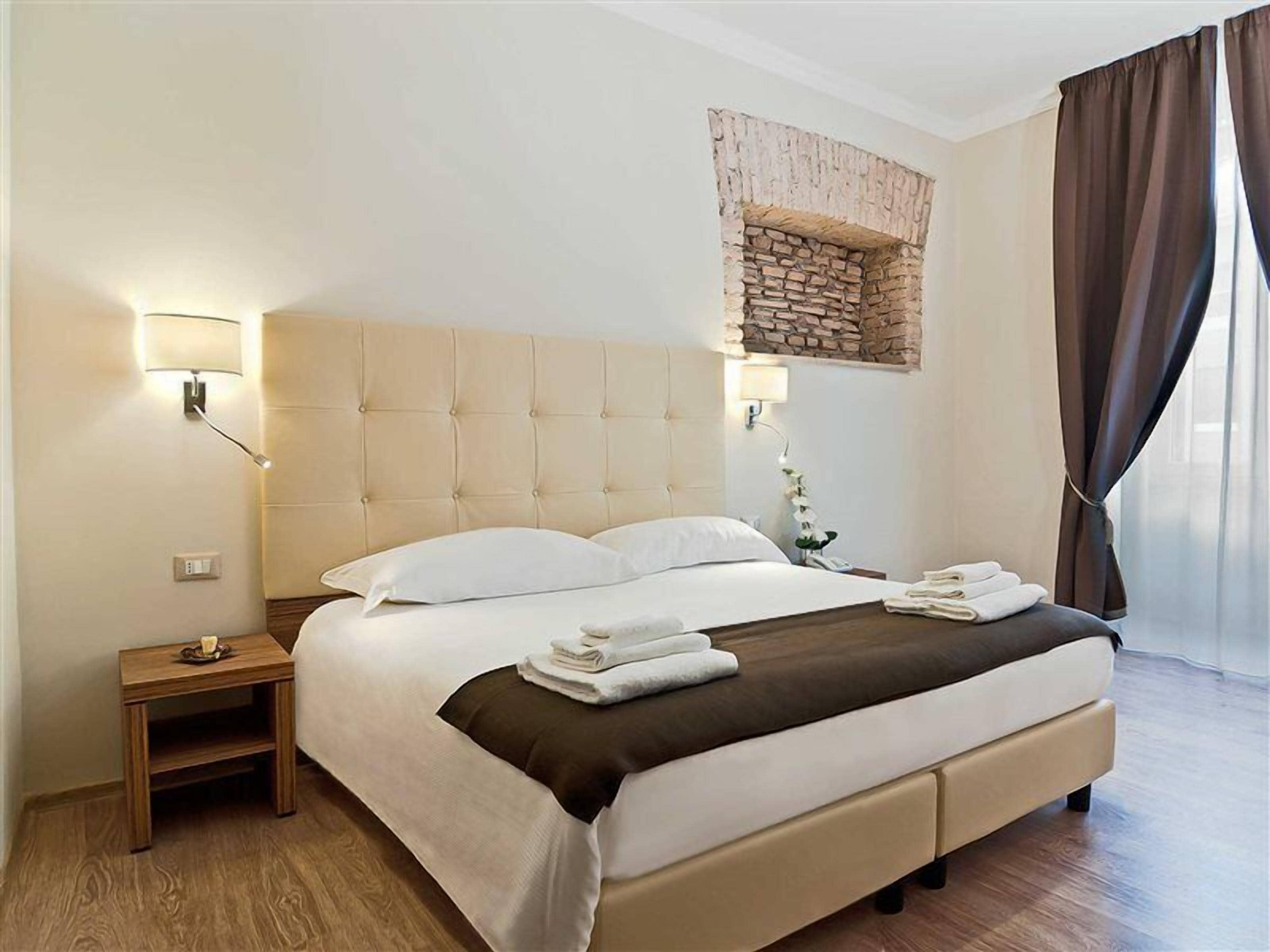 Nệm cao su hoạt tính (memory foam), minibar, két bảo mật tại phòng, bàn 