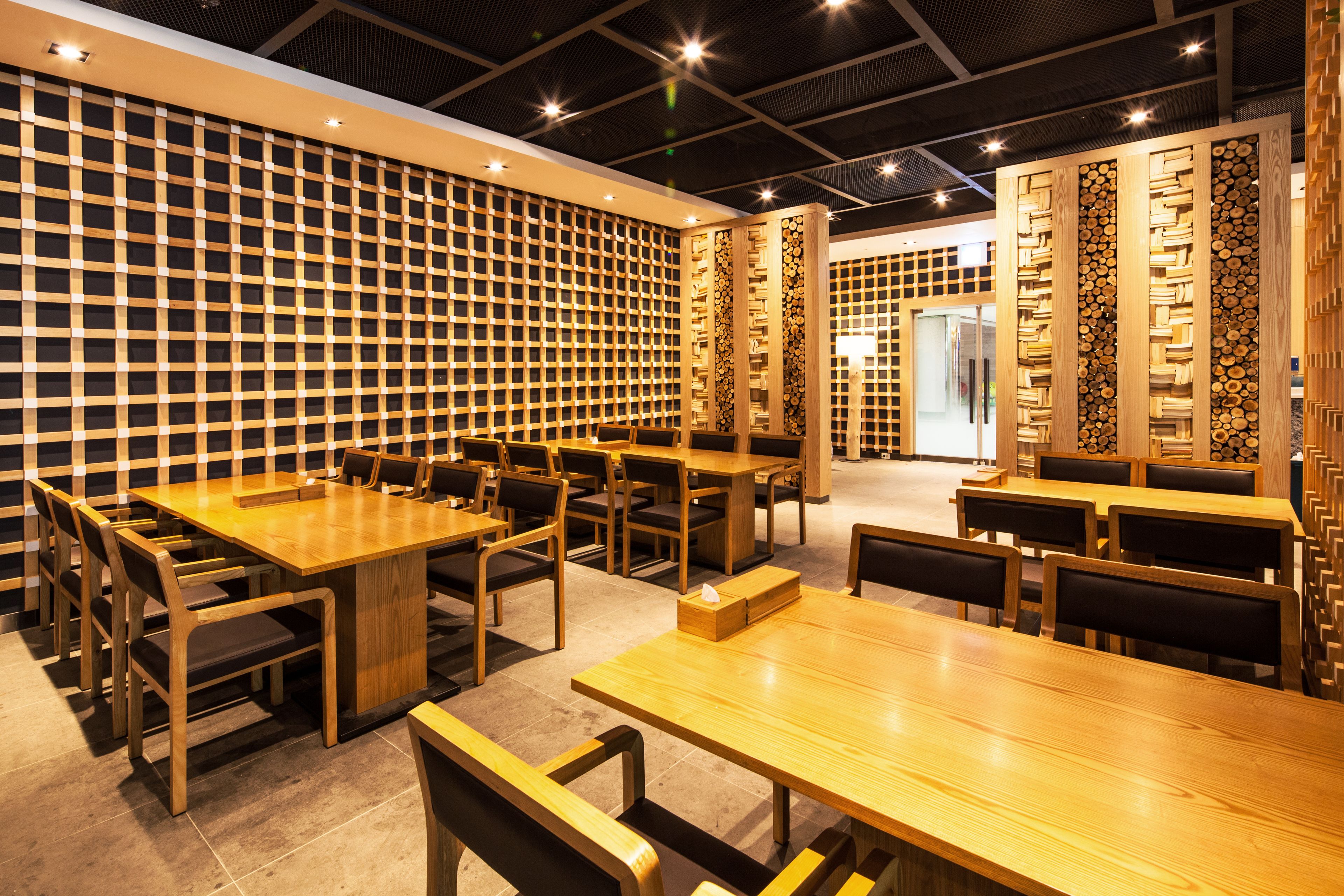 2 restaurants, breakfast, lunch, dinner served; modern european cuisine