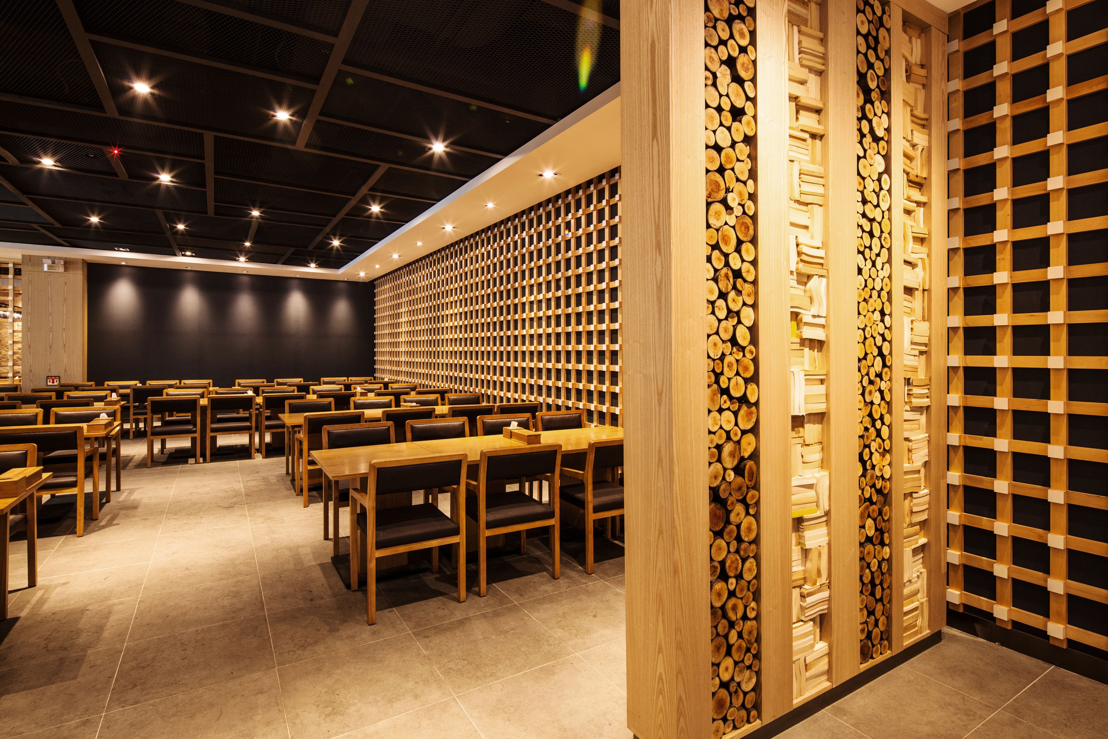 2 restaurantes; se sirve desayuno y almuerzo; cocina europea moderna