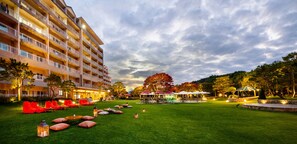 2 restaurants, breakfast, lunch, dinner served; Modern European cuisine 