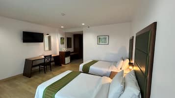 Minibar con artículos gratuitos y caja de seguridad en la habitación