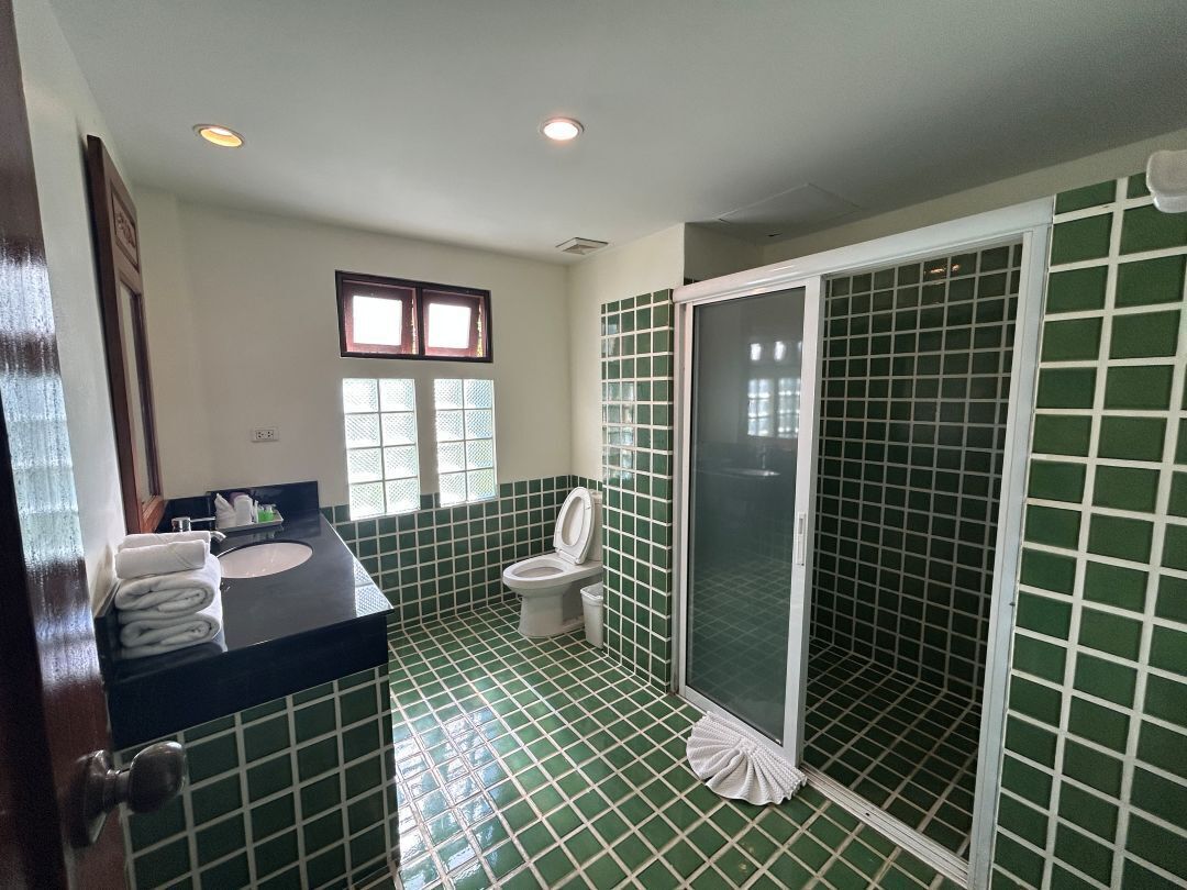 Tina y regadera independientes y amenidades de baño gratuitas 