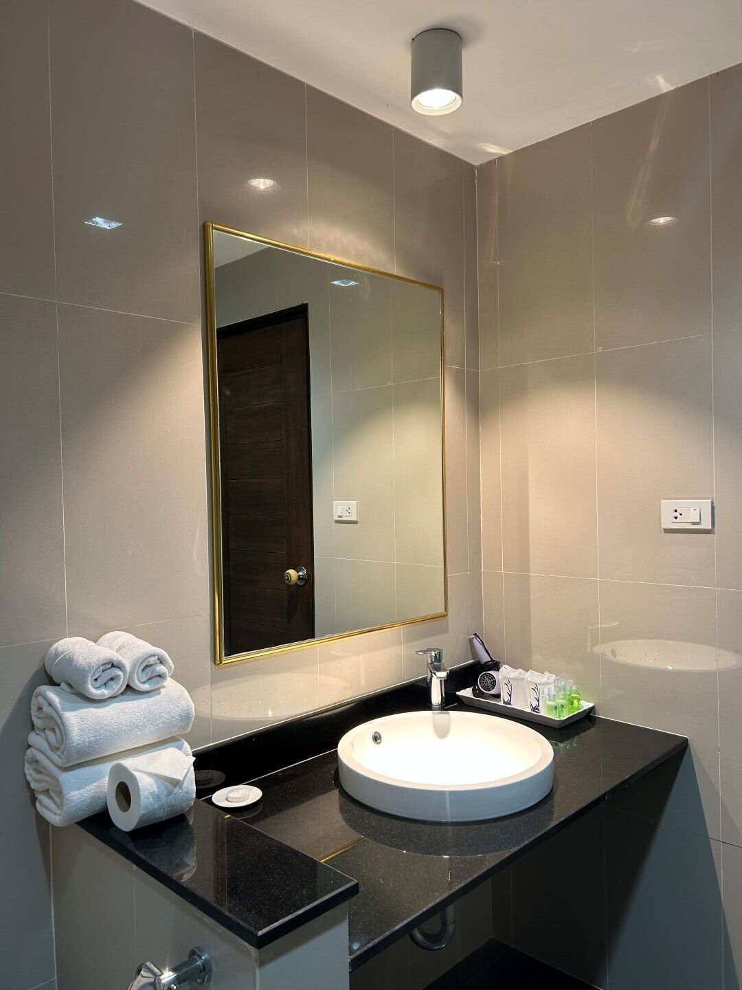 Habitación superior con 2 camas individuales | Baño | Tina y regadera independientes y amenidades de baño gratuitas 