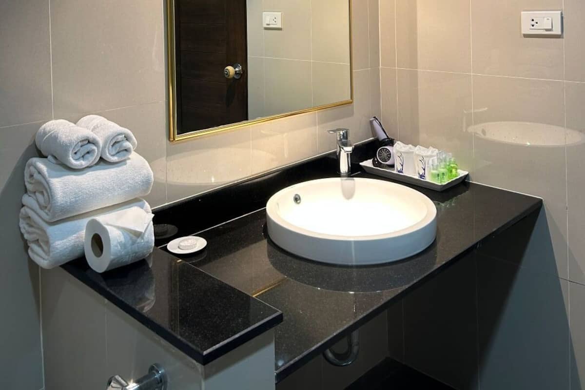 Habitación superior con 2 camas individuales | Baño | Tina y regadera independientes y amenidades de baño gratuitas