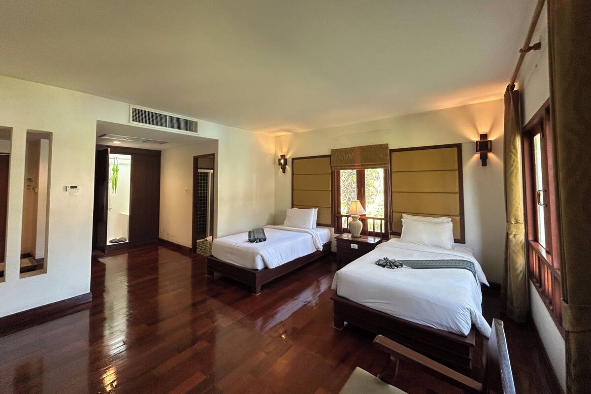 Habitación Deluxe con 2 camas individuales | Decoración individual y espacio para trabajar con un portátil