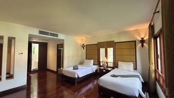 Decoración personalizada y espacio para trabajar con laptop