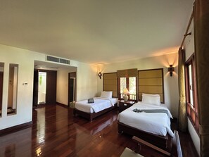 Deluxe Δίκλινο Δωμάτιο (Twin) | Μοναδική διακόσμηση, χώρος εργασίας για λάπτοπ, κουρτίνες συσκότισης 