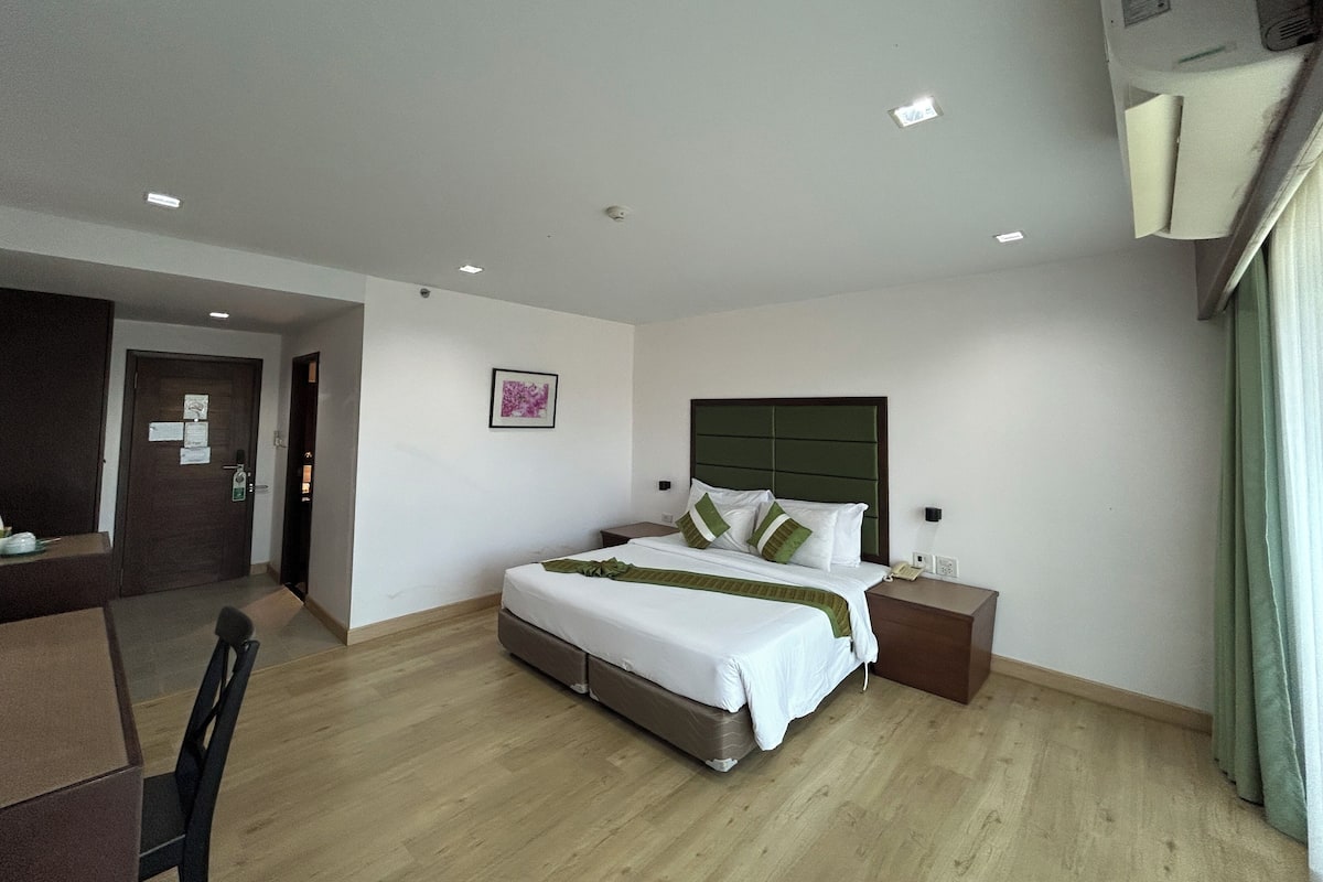 Habitación doble superior | Decoración individual y espacio para trabajar con un portátil